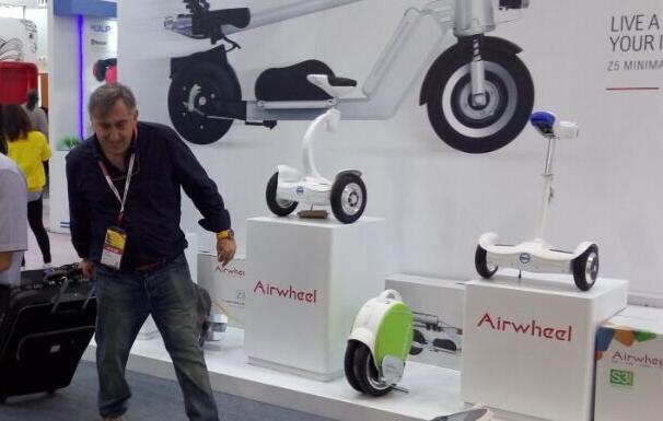 But recently, Airwheel brought another multiple riding posture electric scooter, S8 electric walkcar.