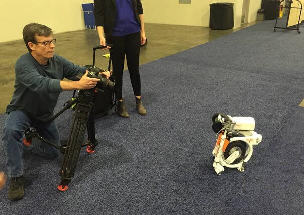 الأصوات مذهلة؟ نعم، يظهر الدراجة الذكية الإلكترونية E3 Airwheel المعجزة للفرسان Airwheel.